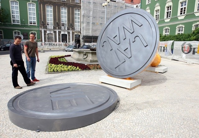 Pieczęć-rzeźba przed Urzędem Miasta w Szczecinie