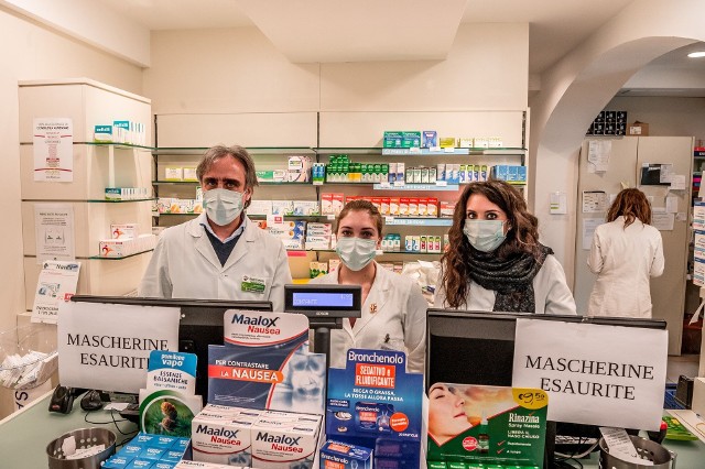 Już jedenaście włoskich gmin jest odizolowanych. W Lombardii większość osób na ulicach nosi maski, zwłaszcza w sklepach i w komunikacji publicznej