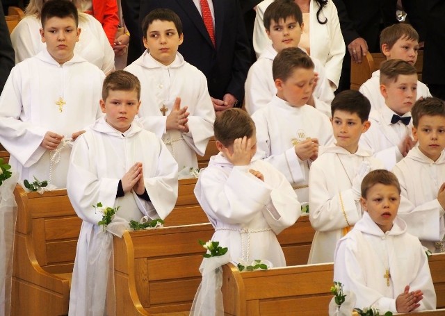 Sakrament Pierwszej Komunii Świętej przyjęły w niedzielę także dzieci z parafii św. Jana Bosko na Winogradach w Poznaniu