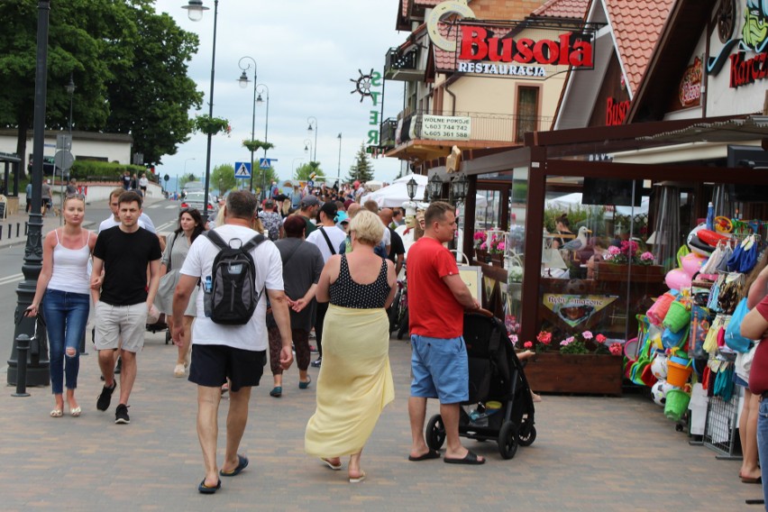 Tłumy ciągną nad morze do Krynicy. Nikt tam nie widział wirusa