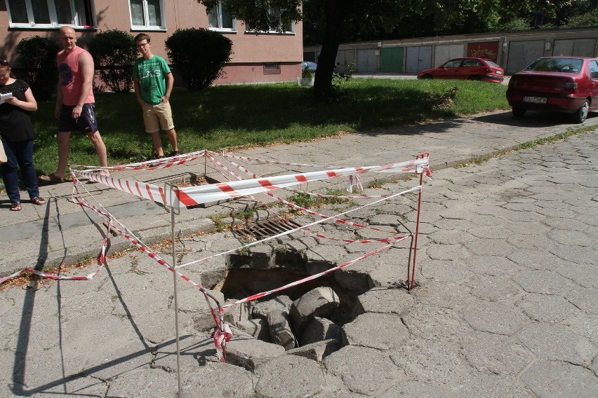 Nie naprawią dziury, bo urzędnik jest na urlopie 