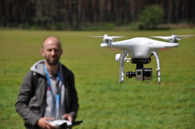 Drony - nowy sposób na promocję. Także w SłupskuTomasz Giczewski ze Słupska z pomocą drona realizuje projekty reklamowe i artystyczne.
