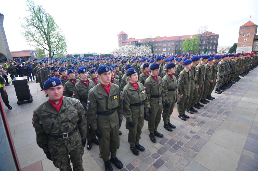 Kraków. Niezwykła defilada klas mundurowych maszerowała ulicami miasta. Obok szła kontrmanifestacja ZDJĘCIA