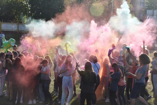 Festiwal Kolorów, czyli najbardziej kolorowa impreza w Polsce, wróciła do Pleszewa! Zobaczcie na zdjęciach, co działo się na Stadionie Miejskim --->>>