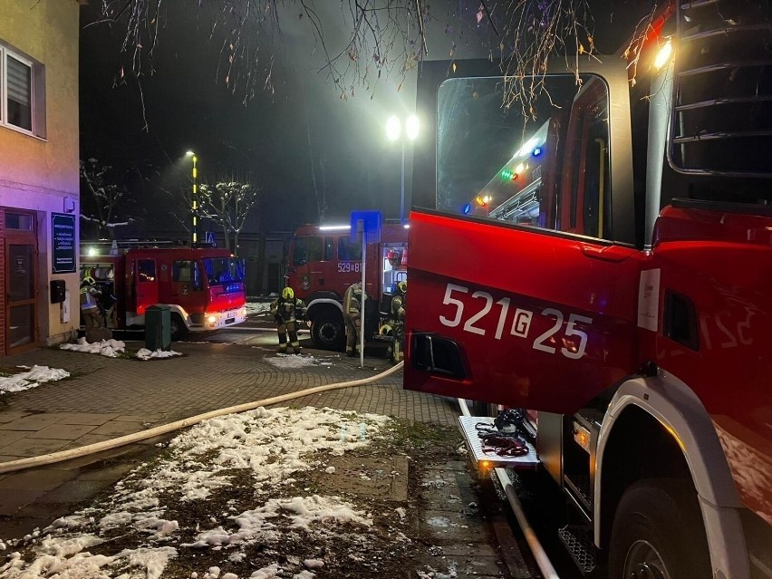 Tragedia w Starogardzie Gdańskim. W nocnym pożarze zginęła kobieta. 24.11.2022 r. ZDJĘCIA