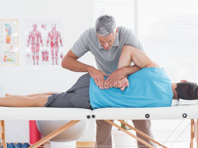 Terapia manualna polega na mobilizacji stawów i mięśni w taki sposób, aby przywrócić im prawidłową pozycję i ruchomość.