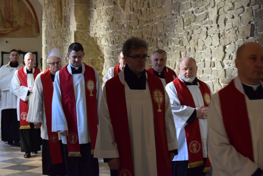 Liturgia Wielkiego Piątku w Sanktuarium Relikwii Drzewa Krzyża Świętego na Świętym Krzyżu. Przewodniczył jej biskup Krzysztof Nitkiewicz 