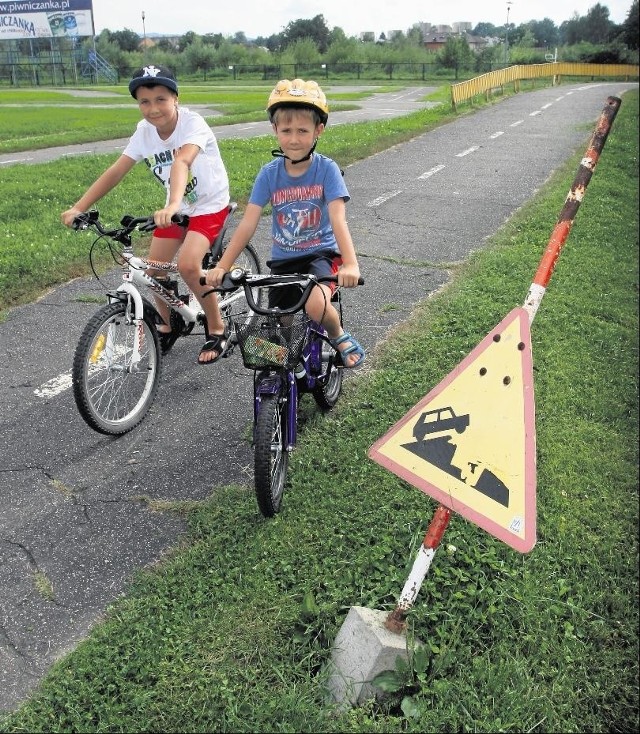 Oliwier i Oskar w poniedziałek odwiedzili miasteczko rowerowe. Zastali popękane ścieżki i nadgryzione zębem czasu znaki drogowe