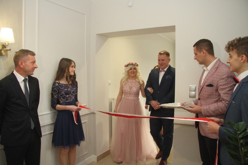 Pierwszy ślub w nowym pałacu w Morawicy (WIDEO,ZDJĘCIA)