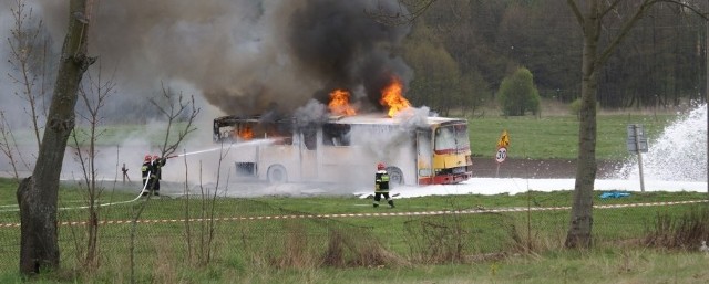 Strażacy ćwiczyli gaszenie płonącego autobusu