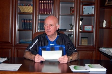 Prezydent Robert Malinowski w koszulce Zawiszy