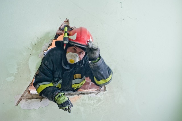 Wyciągali manekina przez wybite w ścianie dziury, zabezpieczali wejścia, organizowali ewakuację - strażacy ze Świecia, Torunia i Chełmży trenowali we Wiągu