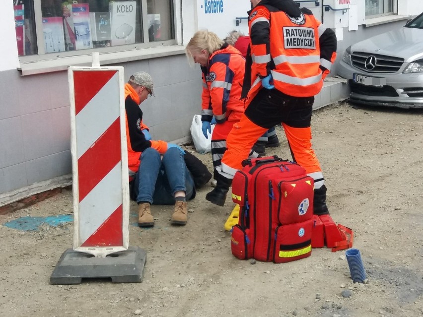 Wypadek na Grabiszyńskiej. Mercedes wjechał na chodnik i potrącił dwie kobiety [ZDJĘCIA]