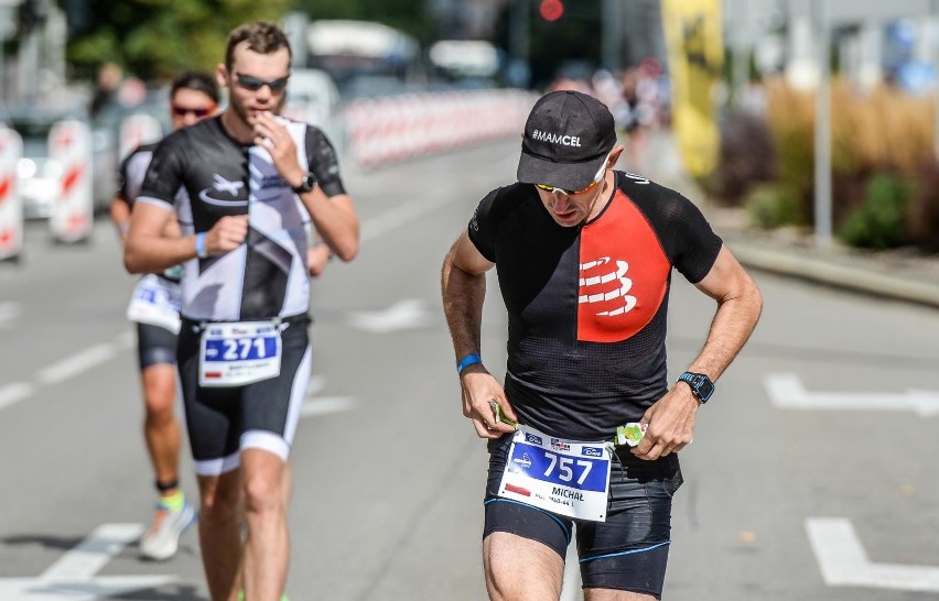 Na trasie niedzielnego triathlonu w Gdyni zawodniczki i...