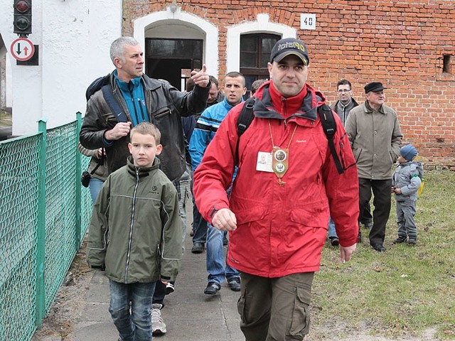 Grupę po Cytadeli oprowadzał przewodnik, Maciej Wiśniewski