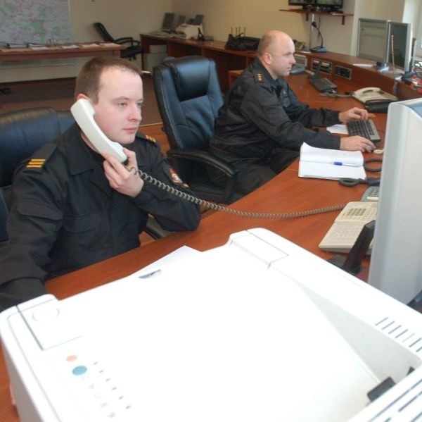 W czasie każdej niemalże służby strażakom zdarza się odbierać &#8222;dziwne&#8221; telefony. Dziesiątki takich mieli już w swojej karierze starszy sekcyjny Adam Wędrychowski (na pierwszym planie) i kapitan Grzegorz Wikaliński.