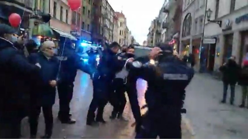 Toruń. Dramatyczne zatrzymanie podczas protestu kobiet. Zobacz WIDEO i ZDJĘCIA i WIDEO