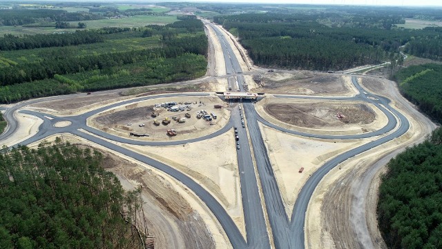 W regionie trwa budowa drogi ekspresowej S11 na odcinku z Koszalina do Bobolic. Na węźle Zegrze Pomorskie wykonano pierwsze warstwy bitumiczne. Zobaczcie, jak prace przebiegały w ostatnich tygodniach.