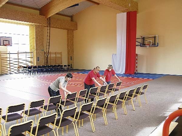 W nowej hali sportowej w Mielenku Drawskim trwają ostatnie przygotowania przed jutrzejszą inauguracją roku szkolnego z udziałem władz gminy, grona pedagogicznego, uczniów i rodziców.