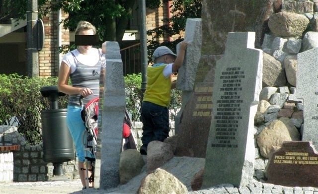 Zdjęcie dnia. Matka spokojnie patrzy, a dziecko&#8230;