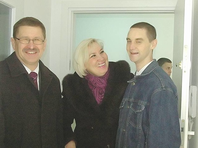 Zbyszek Karaszewski wszedł do swojego nowego mieszkania razem z Urszulą Murzyńska i prezydentem Janem Zubowskim. Był bardzo szczęśliwy.