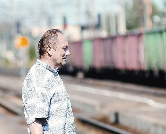 Dziś przed południem August Borowski próbował wydostać się pociągiem z Czerwieńska. Czekał na próżno (fot. Mariusz Kapała)