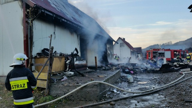 W środę spłonął jeden z pięciu domów-kontenerów na terenie osady Romów w  gminie Łącko. Przy nim Romowie postawili nielegalną, drewnianą przybudówkę, w której spłonął śpiący trzylatek