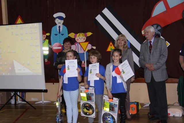 Zwycięska druzyna ze szkoły podstawowej numer 29, od lewej: Natalia Krasnodębska, Antoni Szczepaniak i Kinga Pękalska.
