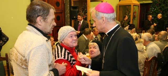 Biskup Marian Florczyk składa życzenia Henryce Wesołowskiej oraz Stanisławowi Wójcikowi.