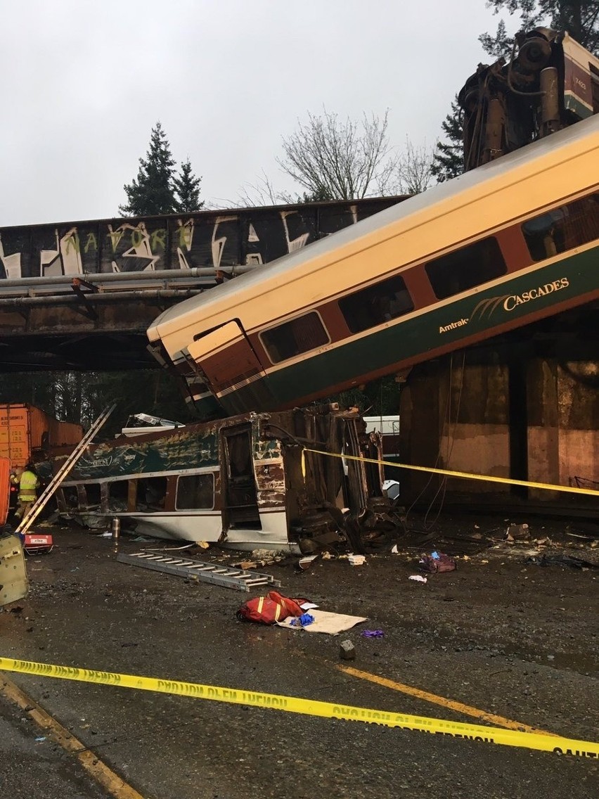 USA: Katastrofa kolejowa niedaleko Seattle. Wagony runęły na autostradę. 6 zabitych, 80 rannych [ZDJĘCIA]