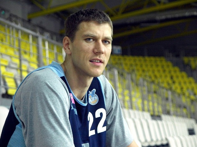 Cezary Trybański ('79) w lipcu 2002 r. jako pierwszy Polak podpisał kontrakt w NBA. W latach 2002-2004 rozegrał 22 mecze w barwach Memphis Grizzlies, Phoenix Suns, New York Knicks. Był także w składach Chicago Bulls i Toronto Raptors.