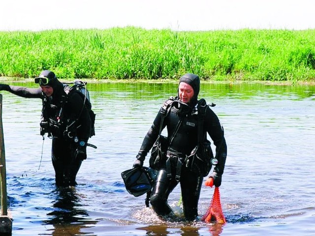 Nurkowie sprzątali wyposażeni w specjalne siatki