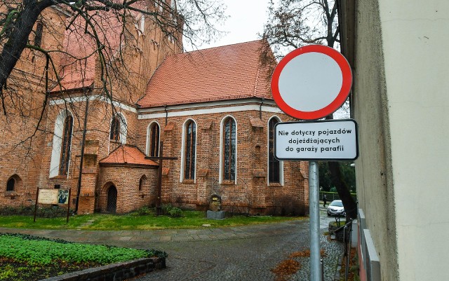 Pod znakiem zakazu pojawiła się ostatnio tabliczka "droga pożarowa". A to ma poważne konsekwencje.