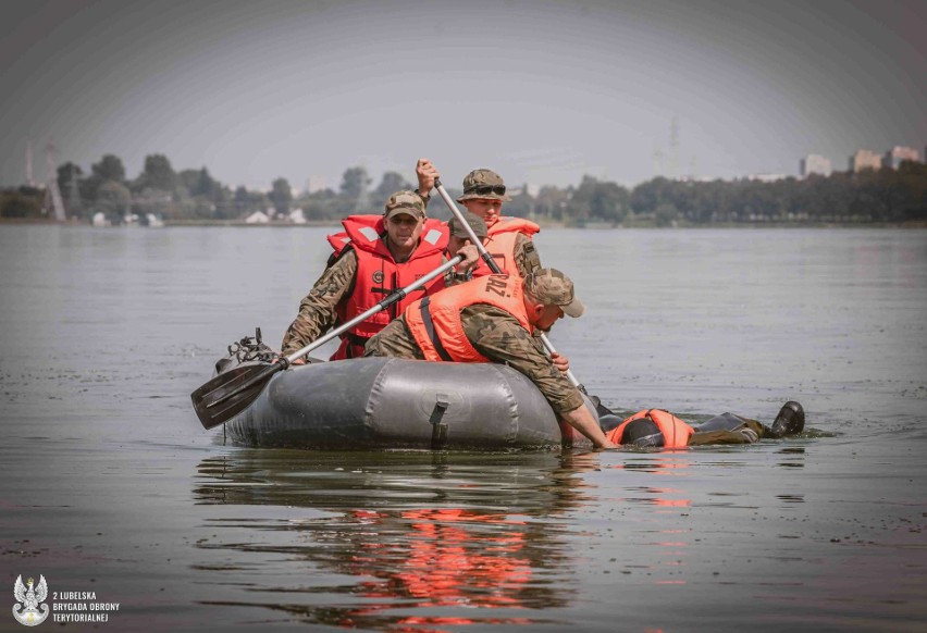Terytorialsi i strażacy ćwiczyli ratownictwo wodne nad Zalewem Zemborzyckim. Zobacz zdjęcia