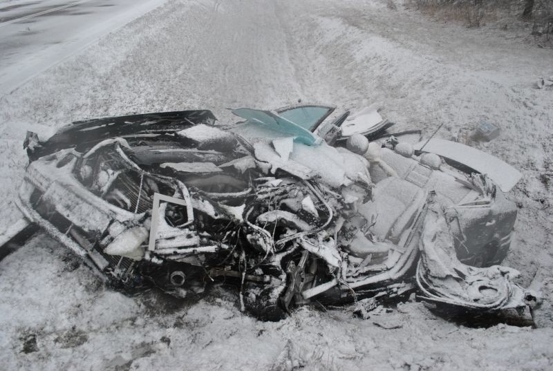 Sztabin. Śmiertelny wypadek na S8. Czołowe zderzenie mercedesa z cysterną (zdjęcia)