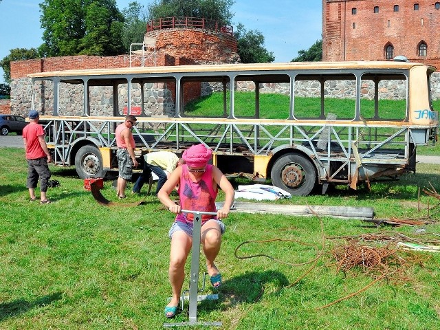 Artyści nieustannie pracują przy tworzeniu arki. Szkielet konstrukcji stanowić będzie stary autobus, jednak jej ostateczny kształt zależeć będzie głównie od inwencji mieszkańców