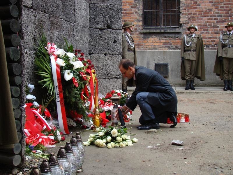 Oddali hołd polskim oficerom rozstrzelanym przez Niemców w KL Auschwitz [WIDEO]