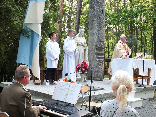 Dwa lata temu mszę świętą na płycie pomnika pomordowanych odprawił ksiądz kanonik Zbigniew Stanios, kustosz sanktuarium w Kałkowie.
