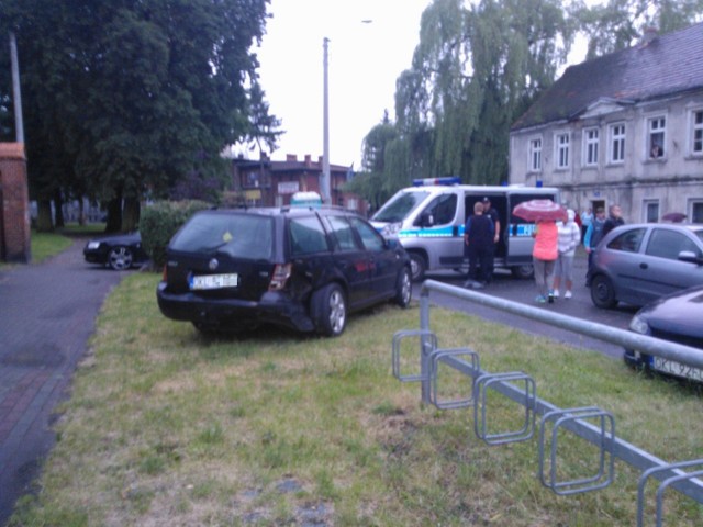 Do kolizji doszło 28 czerwca. Nie wiadomo, dlaczego trzeźwy kierowca w biały dzień staranował dwa auta na parkingu.