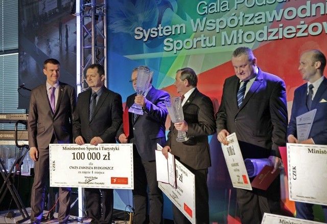Wiceprezes Dariusz Bednarek (drugi z lewej) i Waldemar Keister (trzeci z lewej), prezes Stowarzyszenia Kajakowego odebrali nagrodę 