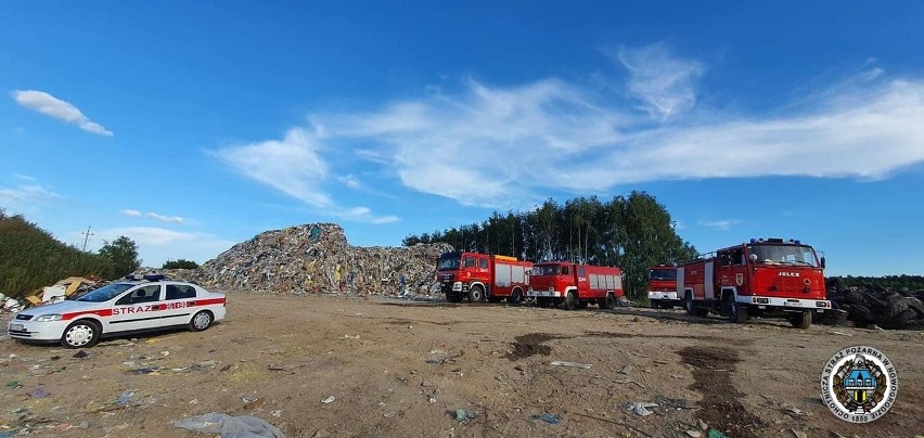 Czartoria. Pożar na wysypisku śmieci w powiecie łomżyńskim. Na miejscu pracuje 10 zastępów straży pożarnej (ZDJĘCIA)