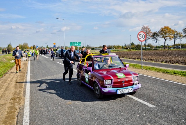 Maluch kabrio rusza na przejażdżkę nowym odcinkiem obwodnicy Kluczborka.