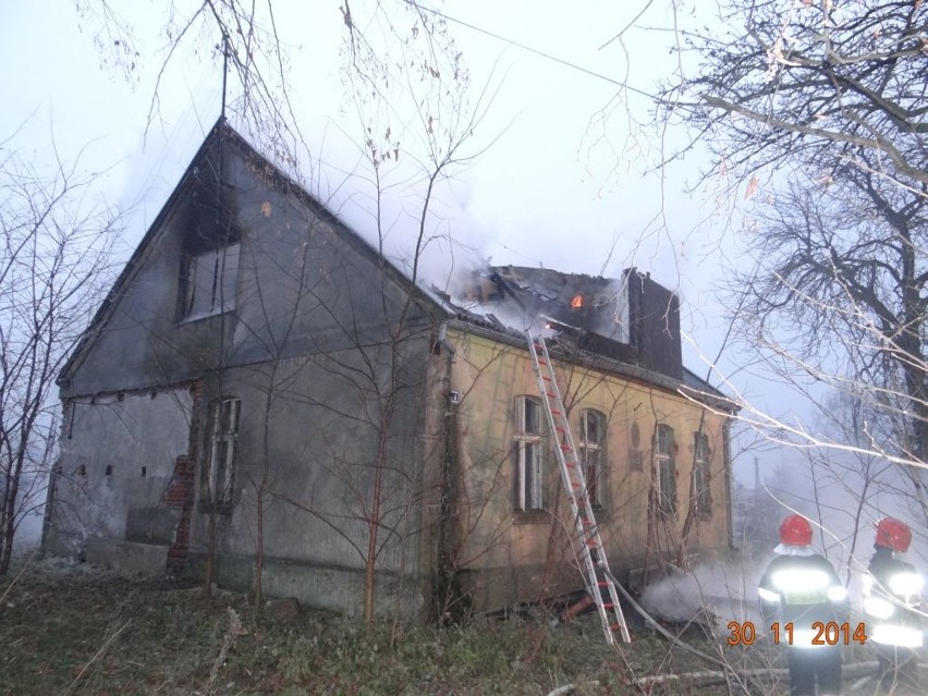 Dawny biurowiec PKS-u w Sępólnie niszczał od lat. Dzisiaj spłonął [zdjęcia]
