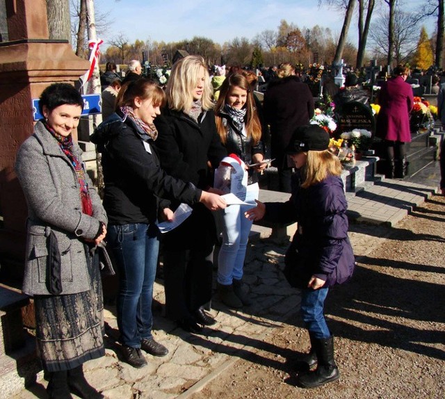 Wiceprezes Towarzystwa Przyjaciół Biel Danuta Jóźwik kwestowała przy bramie głównej cmentarza w Bielinach.