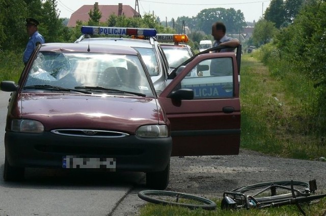 W wyniku zderzenia z 81-letnim rowerzystą, pękła przednia szyba samochodu od strony pasażera.