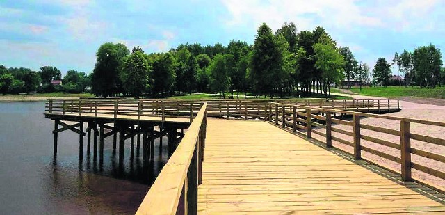Drewniane, duże molo oraz mnóstwo zieleni nad zalewem w Szydłowcu powoduje, że mieszkańcy i turyści przyjeżdżają wypoczywać w tym miejscu.