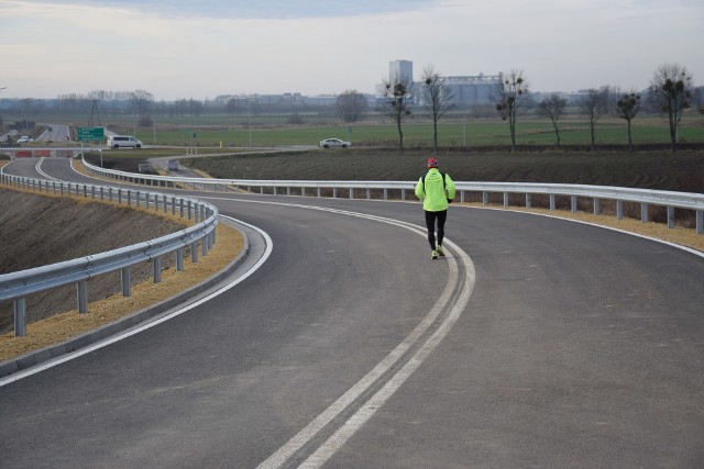 Ponad 19 milionów zł wyda gmina w tym roku na inwestycje. Już na trzy miesiące gotowa ma być cała obwodnica Kluczborka. Dawna Fampra zmieni się w miejskie centrum społeczne.Ostatni odcinek obwodnicy na razie służy jako tor treningowy dla biegaczy. W marcu ma zostać otwarty dla kierowców.Budżet Kluczborka na rok 2020:Wydatki: 178.349.550 złDochody: 176.399.550 złInwestycje: 19.317.581 złZadłużenie: 66.560.000 zł 