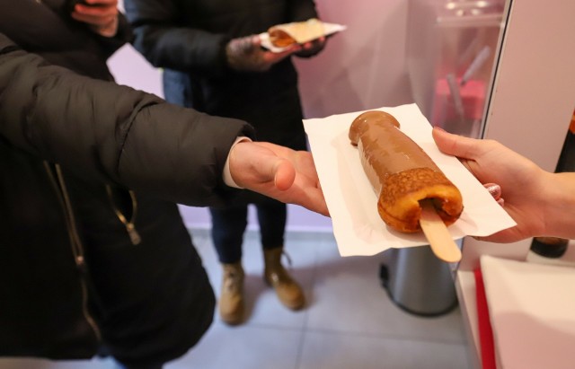 Takie kontrowersyjne gofry, w kształcie penisów i wagin, kupić można na starówce w Toruniu już tylko do końca marca. Sieć zapowiedziała, że zamyka działalność w Toruniu.