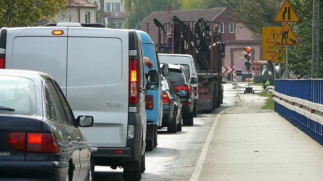 Przebudowa rynku ruszyła na dobre, a wraz z nią pojawiły się problemy z poruszaniem się drogą krajową. Samochody oczekują na zielone światło w długim ogonie.