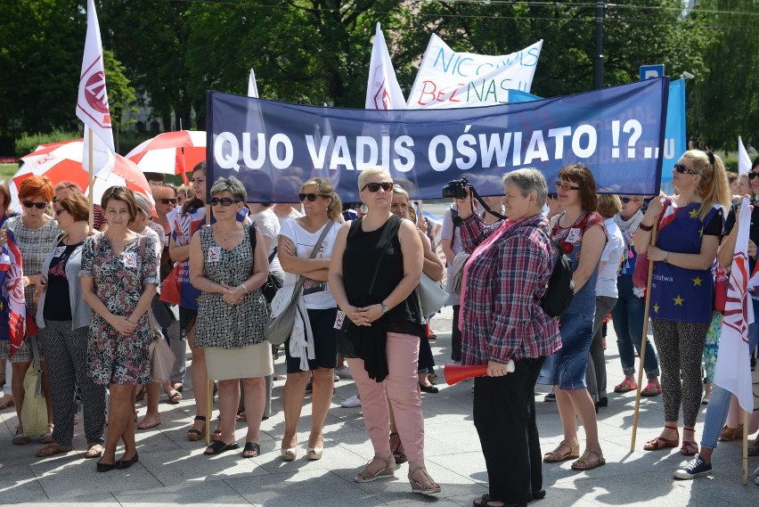 Nauczyciele z całej Polski przyjechali na protest w Toruniu....